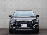 ●一目でAudiとわかる特徴的なシングルフレームグリル・LEDランプ。精悍なフロントマスクからAudiのスマートで上品なブランドを連想させてくれます。女性にも大変ご好評頂いております。