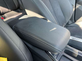運転席側肘置き部 高さを変更することができるため疲労軽減につながります。