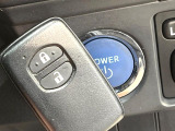 【スマートキー】カバンやポケットに入れたままでもドアの施錠・解錠が可能なスマートキーを装備。エンジンのオン・オフ時もカギを取り出す必要が無いからとっても便利です♪