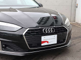 ●一目でAudiとわかる特徴的なシングルフレームグリル・LEDランプ。精悍なフロントマスクからAudiのスマートで上品なブランドを連想させてくれます。女性にも大変ご好評頂いております。