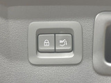 【パワーバックドア】スマートキーや運転席のボタンを押すだけでリアゲートが自動で開閉します!荷物を持っている時や、高い位置にあるバックドアを閉める際に便利な機能です♪
