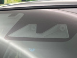 【スマートアシスト】走行中に前方の車両等を認識し、衝突しそうな時は警報とブレーキで衝突回避と被害軽減をアシスト。より安全にドライブをお楽しみいただけます。