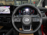 ステアリングハンドルです。オーディオコントロールスイッチが付いて運転中でも手元でオーディオの操作が出来て便利ですよ。