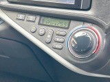【オートエアコン】一度お好みの温度に設定すれば、車内の温度を検知し風量や温度を自動で調整。暑い…寒い…と何度もスイッチ操作をする必要はありません。快適な車内空間には必須の機能ですね♪