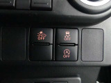 VSC(Vehicle Stability Control)付です。 横滑りを防止する装置です。 万が一の時に作動する、安全のための装置です。