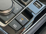 【電動パーキング(EPB)】の採用。 ボタンひとつの操作で十分な制動力を確保。またアクセルを踏むことで、パーキングブレーキを自動解除できて非常に便利です。