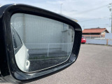 走行中にリアバンパーに組み込まれたセンサーが、ドライバーから死角になる左右後方の車両や、追い越し車線上を急接近してくる車両を認識し、点灯させドライバーに警告します。