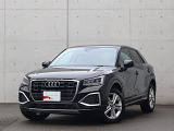 ●一目でAudiとわかる特徴的なシングルフレームグリル・LEDランプ。精悍なフロントマスクからAudiのスマートで上品なブランドを連想させてくれます。女性にも大変ご好評頂いております。