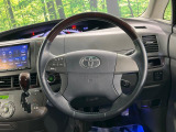 インテリアに合わせたデザインのステアリングは、運転される方のことも考え、運転しやすい形状、大きさです。是非一度、実際に触ってお確かめください。