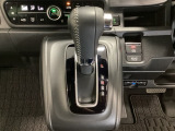 CVT車のセレクトレバーです。低速から高速まで、変速ショックのないスムーズな走りと、エンジン効率のよい領域を維持して燃費にも貢献します。サイドブレーキはスイッチ操作の電子制御パーキングブレーキです。