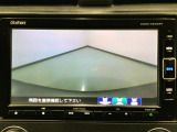 【バックカメラ】運転が苦手な方も車庫入れラクラクです!ギアをリバースに入れれば自動的に切り換わりますので、面倒な操作は不要です♪狭い駐車場もお車を傷つけず安心ですね!
