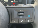 プロパイロットのセットは、親指だけの2ステップでOK!車線をキープし、リーフがアクセル、ブレーキ、ステアリングをコントロールして、前車との車間距離を保つ手助けをします。