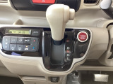 シフトはインパネシフト、パーキングブレーキはフットブレーキとなっています。