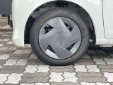 スチールホイール。純正ホイールカバー付き。タイヤサイズは155/65R14です。