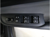 ■運転席ドアの操作しやすい位置にミラー操縦スイッチがついておりますので、ストレスなく自分のフィットする位置にセッティング頂けます。