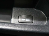 ダッシュボード下側に12V/100Wの給電コンセントがあります。