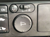狭い駐車場で便利な電動格納ドアミラーが付いています。