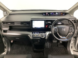 車内は光触媒抗菌消臭施工済です。インパネ周りはスタイリッシュなデザインで機能や装備も充実しています。グローブボックスやカップホルダーのほかにトレーなどたくさんの収納スペースが付いています。