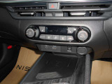 車内の室温を自動で一定に保ってくれる便利なオートエアコンが付いています。温度を設定するとクルマがエアコン噴出し温度を上げたり下げたり風量を変えたりしてくれるので運転に集中が出来ますよ。