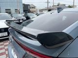【リヤスポイラー】スポーツカーらしさがグッと引き立つ大型リヤスポイラーを装着♪高速走行時のスタビリティ(走行安定性)向上に役立ちます。