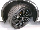 タイヤサイズは235-45R21純正アルミ付きです。