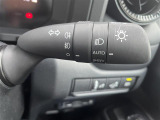 【オートライトシステム】車外の環境に合わせてライトを点灯します。トンネル入り口では瞬時に点灯するなど、点灯、消灯を車外の明るさに応じて行います。