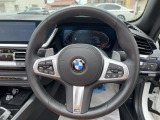 BMWのステアリングのリムは、一般的なものより少し太めにデザインされています。 これはタイヤやステアリングシャフトなどを介して伝わる路面からの入力を、しっかりと把握するためです。