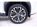 切削光輝の純正のアルミホイール装着。タイヤサイズは215/50R18です