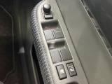【電動格納ミラー】サイドミラーは電動格納式となっており、狭い駐車場でもキズがつくリスクを抑えられます。