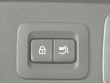 【パワーバックドア】スマートキーや運転席のボタンを押すだけでリアゲートが自動で開閉します!荷物を持っている時や、高い位置にあるバックドアを閉める際に便利な機能です♪