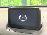 【マツダコネクトナビ】車内の雰囲気にマッチした一体型タイプのナビ。各種車輌設定やBluetooth再生等、様々な機能が楽しめます。直感的なダイヤル操作が可能で、使い勝手も良好です。