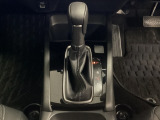 CVT車のセレクトレバーです。低速から高速まで、変速ショックのないスムーズな走りと、エンジン効率のよい領域を維持して燃費にも貢献します。