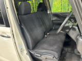運転席まわりには十分なスペースがあり、大柄な方でもゆったり運転していただける環境です。