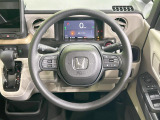 インテリアに合わせたデザインのステアリングは、運転される方のことも考え、運転しやすい形状、大きさです。是非一度、実際に触ってお確かめください。