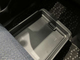 助手席の下にはトレーが付いていますので外部からも見られたくないものも収納出来ます。