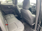 【リアシート】屋根までの高さがある車のため、大人の方でも圧迫感が少なく乗車出来ます。足元は広く取られているため、ゆったりとお乗り頂けます。
