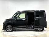 荷物をたくさん抱えてクルマに乗り込む時に便利な、ワンタッチオープン&ウェルカムオープン機能付き電動スライドドアです