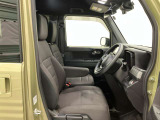 ゆったり、しっかりと座れるシートに運転席は高さ調節可能なハイトアジャスター付き!シート位置の前後と高さ、レバーの上下左右の調節で自分にあったポジションを見つけることができます!