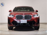 【キドニーグリル】BMWは約90年もの間、ほぼ全ての車両にひと目でBMWだと分かるこの特徴的なフロントグリルが備えられ、デザイン・アイコンとして親しまれてきました。