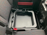 助手席下は大きな収納スペースになっています。スニーカーもすっぽり入ります。