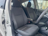 運転席まわりには十分なスペースがあり、大柄な方でもゆったり運転していただける環境です。