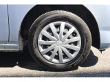 タイヤサイズはリーズナブルな155/70R13 スチールホイールにはフルホイールキャップ付いています。