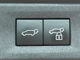 【パワーバックドア】スマートキーや運転席のボタンを押すだけでリアゲートが自動で開閉します!荷物を持っている時や、高い位置にあるバックドアを閉める際に便利な機能です♪