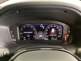 ホンダセンシングの表示画面を併せ持つ右側の大型スピードメーターに加え、ステアリングスイッチを使って左側のタコメーター内でオーディオの表示や、燃費などの情報が見れるようになっています。