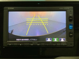 バックでの車庫入れも安心です! リアカメラが付いているバックモニター付のナビを装備しております。操作線もついており距離感も画面から確認できます。