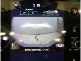 人気のフロントビューモニター装備。フロントグリルのカメラ映像をマルチファンクションディスプレイに表示。自車の前方の様子が確認可能です。見通しの悪い交差点や駐車・発進時などの前方確認をサポートします。
