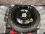 スペアタイヤがついていて、パンクや不測の事態が起きても安心です!