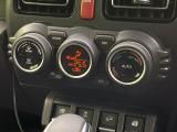 【オートエアコン】一度お好みの温度に設定すれば、車内の温度を検知し風量や温度を自動で調整。暑い…寒い…と何度もスイッチ操作をする必要はありません。快適な車内空間には必須の機能ですね♪