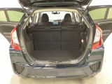 ラゲッジも広く使いやすいトランクは、開口部も広く荷物の積み下ろしもしやすいお車となっております。リアシートの背もたれは6:4の割合で分割して可倒できるので、長いお荷物などを載せることもできます。