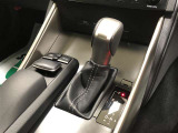 IS350には、8-Speed SPDSを採用。多段オートマチックトランスミッションならではの滑らかな加速が魅力的!Mポジションでのダイレクトな操作感も両立しています!